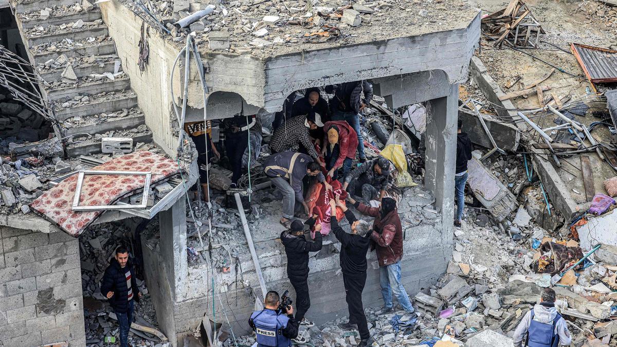 Labores de rescate tras el bombardeo israelí en el campo de refugiados Al Maghazi en Gaza.