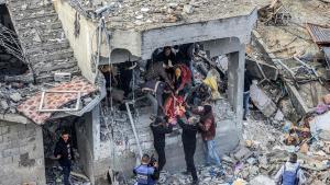 Labores de rescate tras el bombardeo israelí en el campo de refugiados Al Maghazi en Gaza.