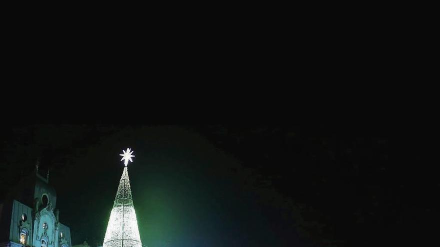 El gran árbol navideño que preside Porta do Sol. // R. Grobas