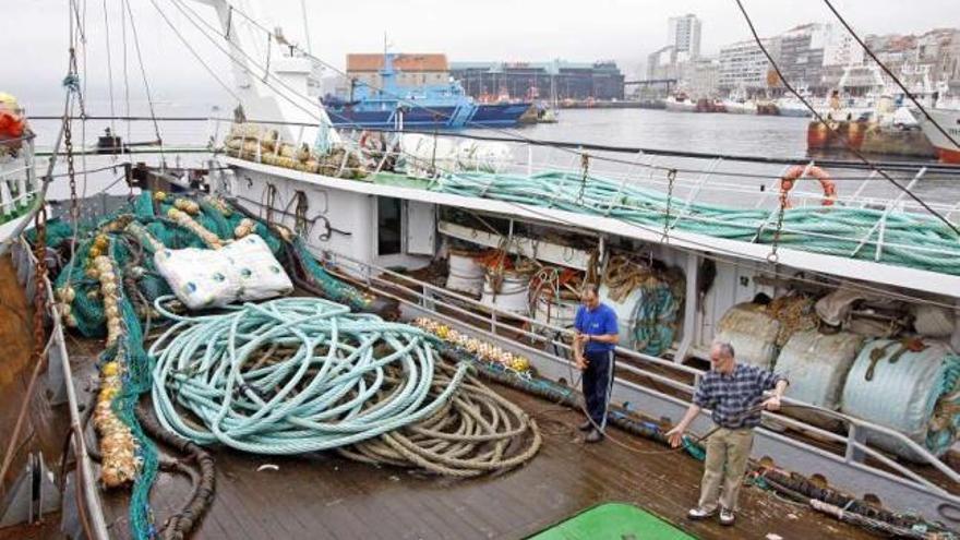 Tripulantes de un arrastrero preparan el inicio de una marea, en el puerto de Vigo.  // Marta G. Brea