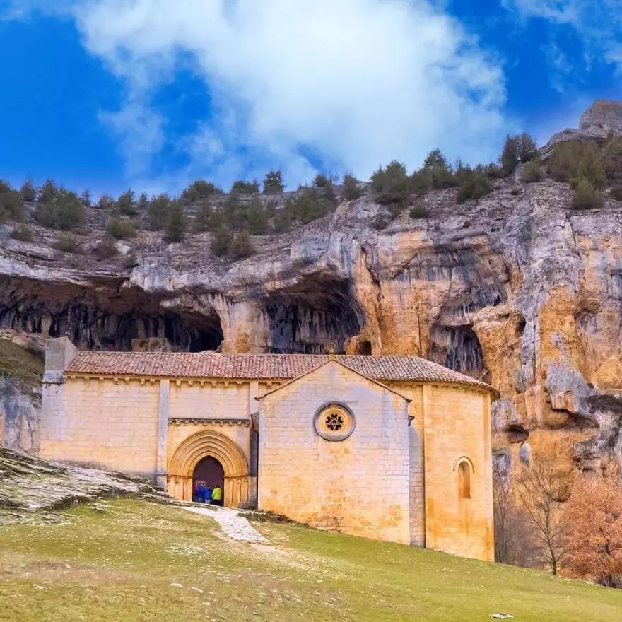 La ruta de senderismo bordeada por paredes de roca que atraviesa uno de los mejores parques naturales de España