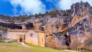 La ruta de senderismo bordeada por paredes de roca que atraviesa uno de los mejores parques naturales de España