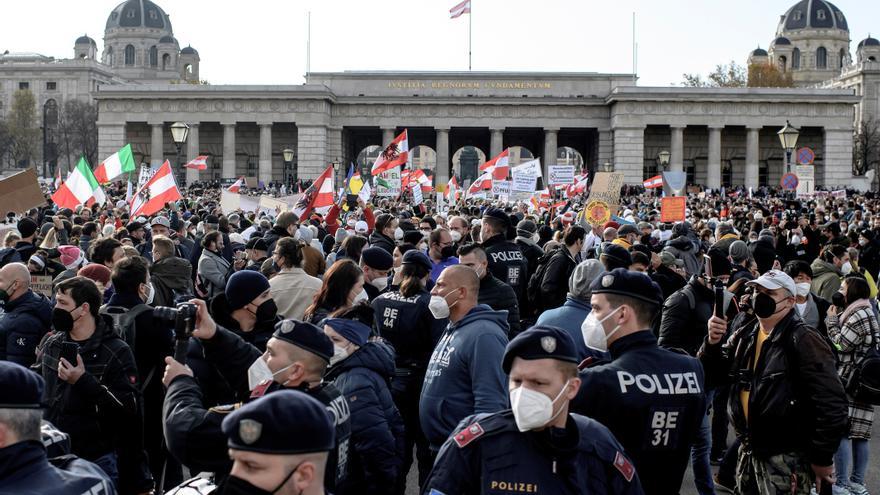 Protestes a Viena, Zagreb i Rotterdam contra la vacunació obligatòria i el confinament