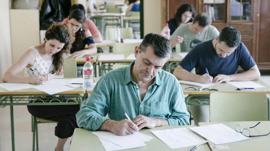 Opositores realizando las pruebas en el  IES Juníper Serra, ayer.