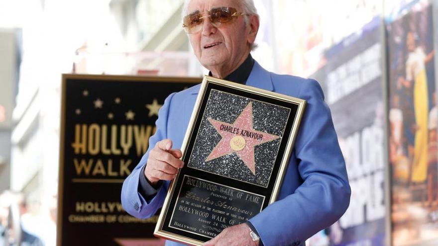 Charles Aznavour recibe a los 93 años su estrella en el paseo de la Fama de Hollywood