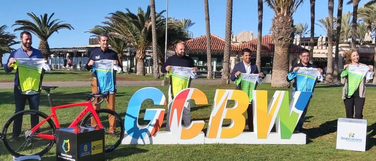 Imagen del acto de presentación oficial de la Gran Canaria Bike Week, que tuvo lugar ayer en los alrededores del Faro de Maspalomas. | | LP/DLP