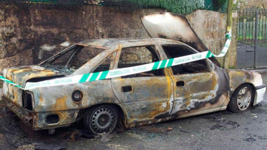 Un incendio intencionado calcina un coche en Bueu