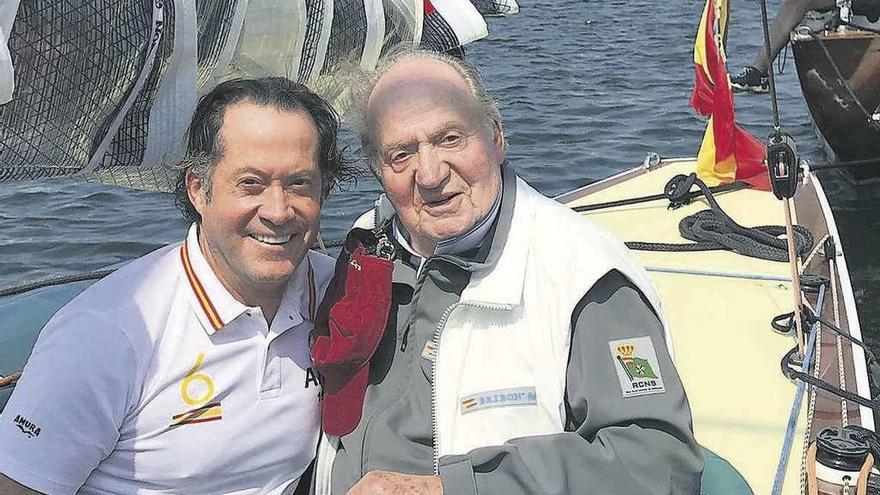 Escotet y el rey emérito navegan juntos en una regata en Sanxenxo