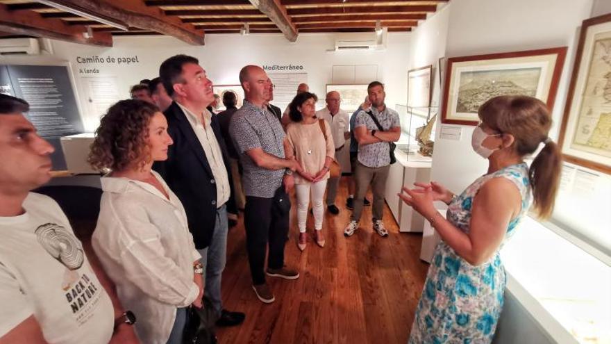 La directora del Museo Massó, Covadonga López, junto a representantes de la Consellería de Cultura y del Concello de Bueu en la inauguración de la actual exposición temporal. |   // SANTOS ÁLVAREZ