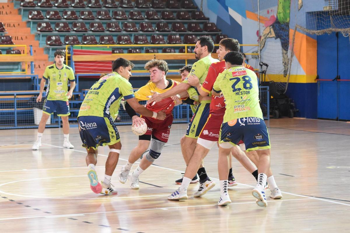 La defensa pistacho se emplea a fondo ante el filial vallisoletano