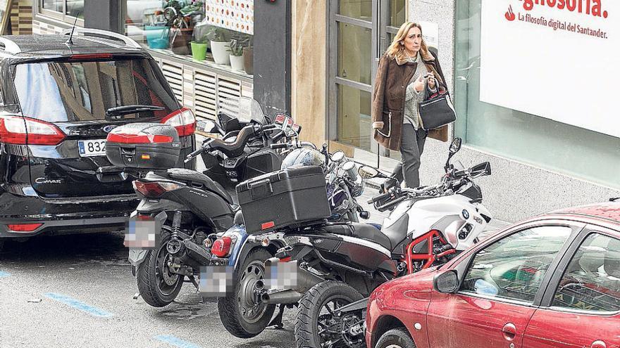 Tres motos, aparcadas ayer en plazas de zona azul en el entorno de la avenida de Maisonnave.