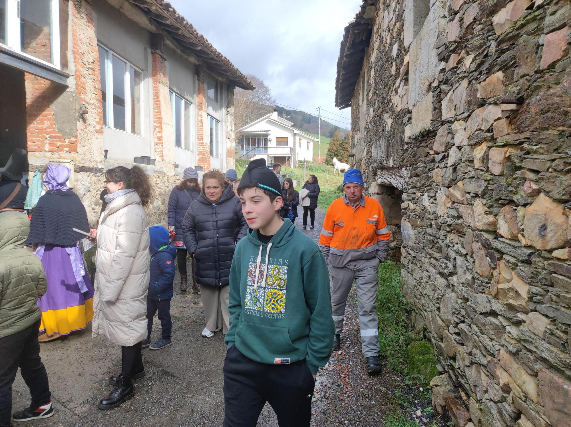 En imágenes: Así fue el paso de los guilandeiros de Tineo por El Pedregal