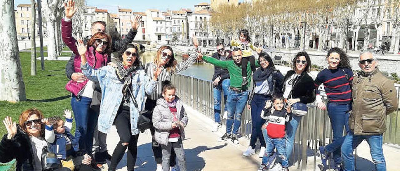 La familia viguesa, en el viaje a Carcassonne que originó el litigio sobre el que decidirá Europa.  // FdV