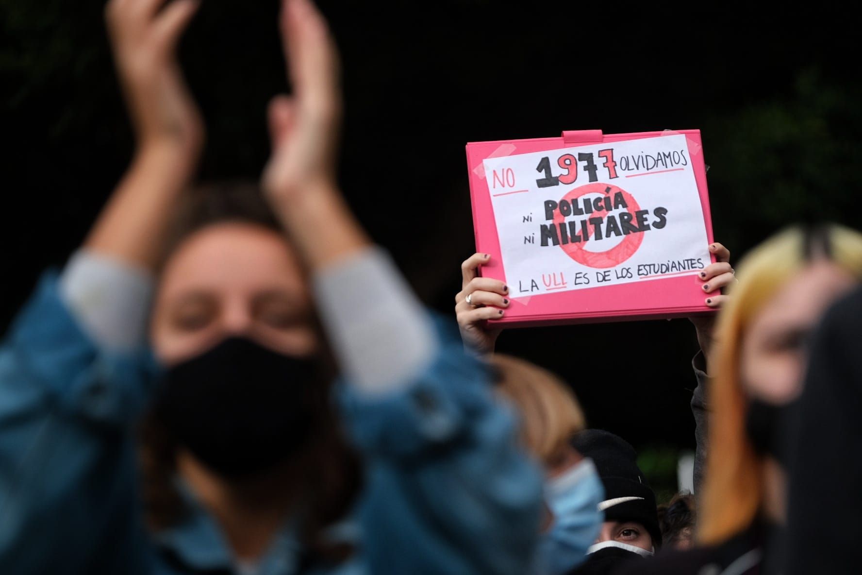 Concentración de estudiantes de la ULL para mostrar su apoyo a los dos jóvenes detenidos en Bellas Artes