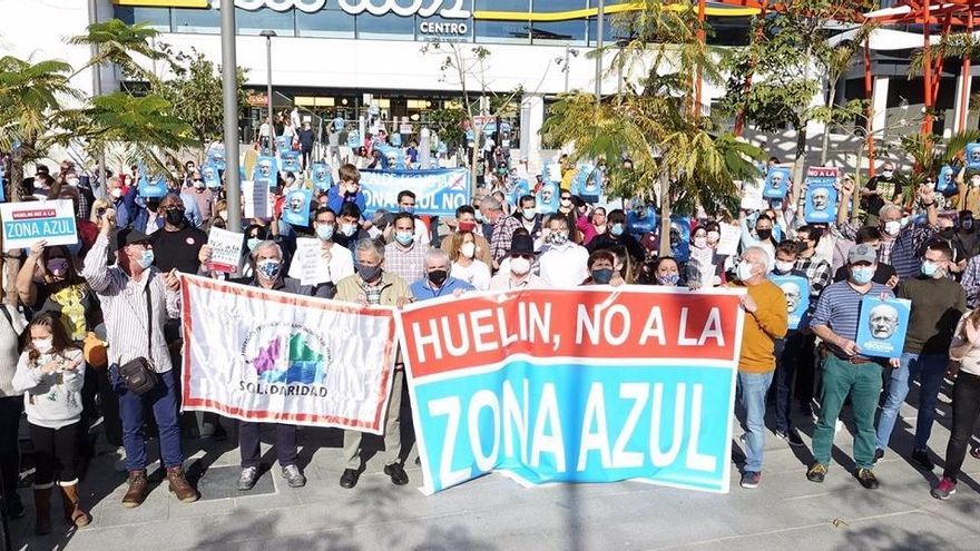 Concentración de vecinos de Huelin contra la zona azul.