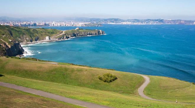 Costa asturiana con Gijón al fondo