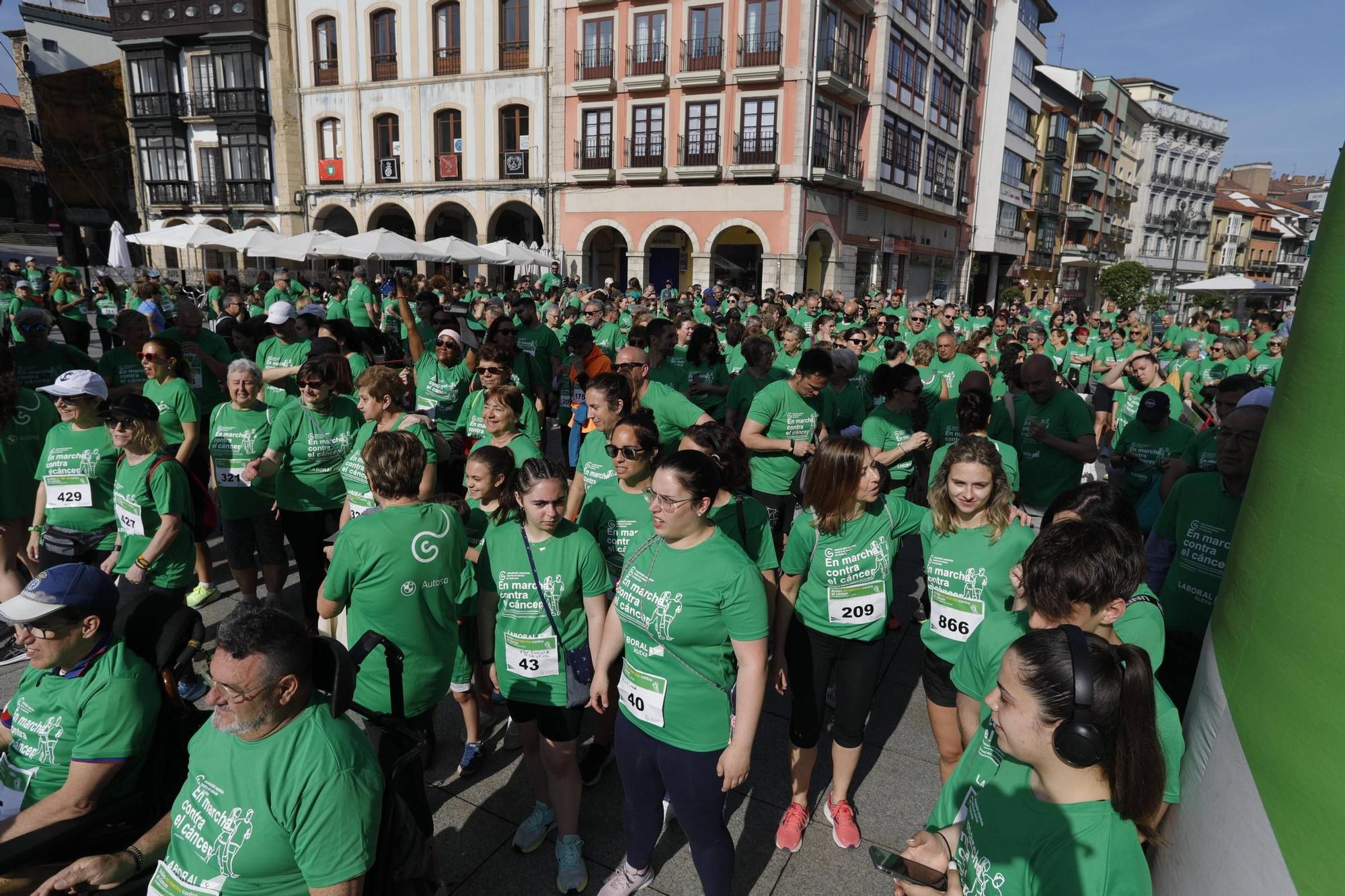 EN IMAGENES: La "marea verde" de la marcha contra el cáncer de Avilés
