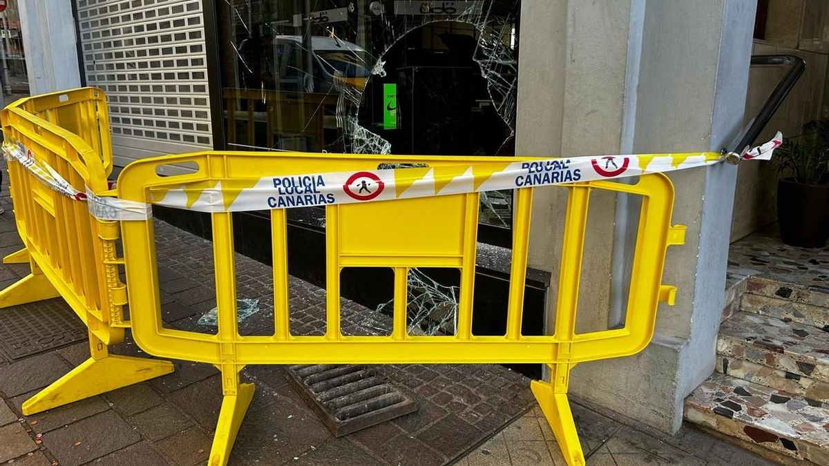 Imagen del escaparate de la boutique que sufrió un robo durante la madrugada de este domingo en Santa Cruz de Tenerife.