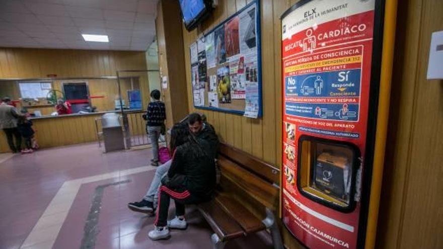 Desfibrilador en el hall de entrada del pabellón municipal Esperanza Lag.