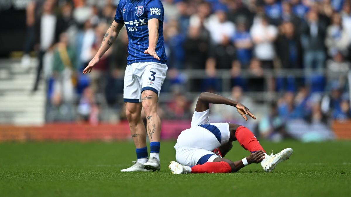 Ipswich (United Kingdom), 20/04/2025.- Ipswich Town's Leif Davis fouls Arsenal's Bukayo Saka resulting in a red card during the English Premier League match between Ipswich Town and Arsenal in Ipswich, Great Britain, 20 April 2025. (Gran Bretaña, Reino Unido) EFE/EPA/DANIEL HAMBURY EDITORIAL USE ONLY. No use with unauthorized audio, video, data, fixture lists, club/league logos, 'live' services or NFTs. Online in-match use limited to 120 images, no video emulation. No use in betting, games or single club/league/player publications.