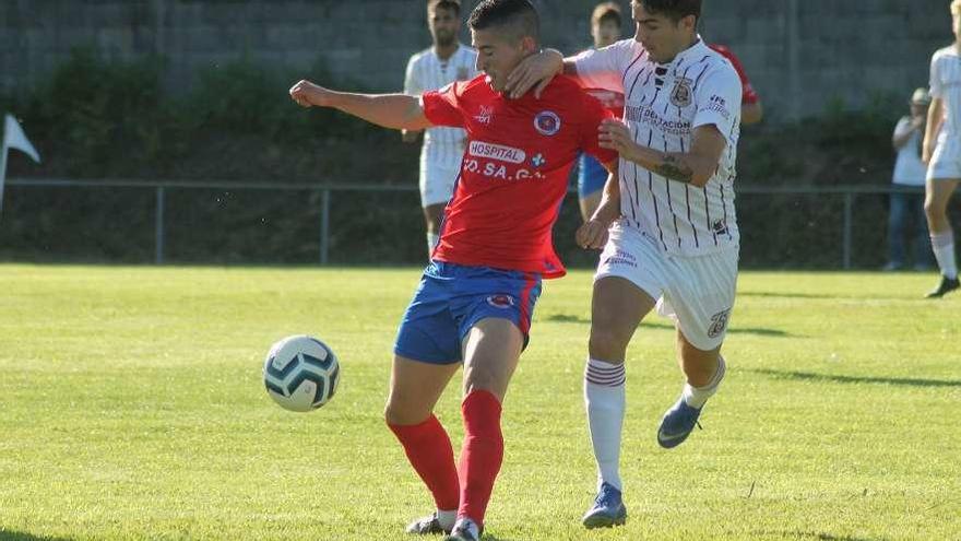 Iago Blanco disputa un balón contra uno de los jugadores del Pontevedra. // Yedra Seara