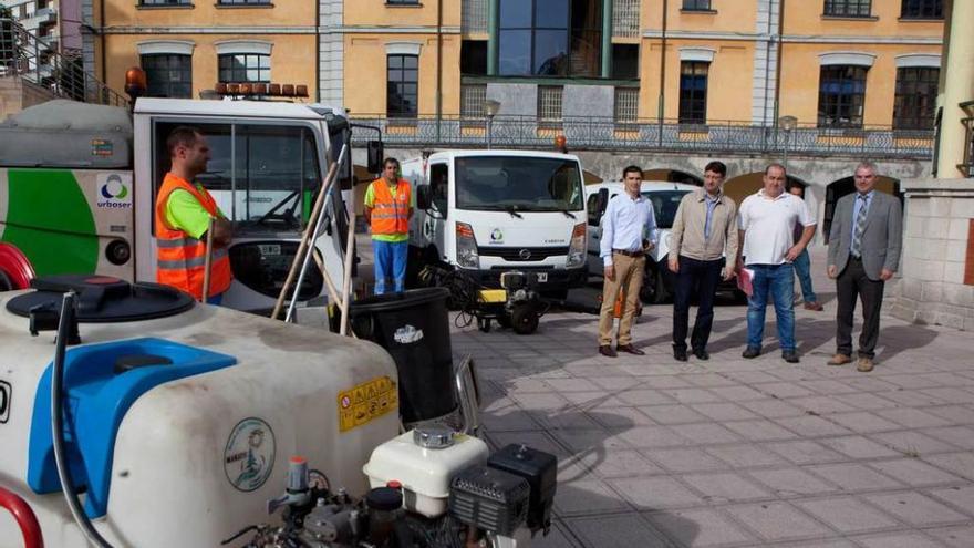 Responsables de la empresa de limpieza y el alcalde de San Martín, con la maquinaria que se utilizará.