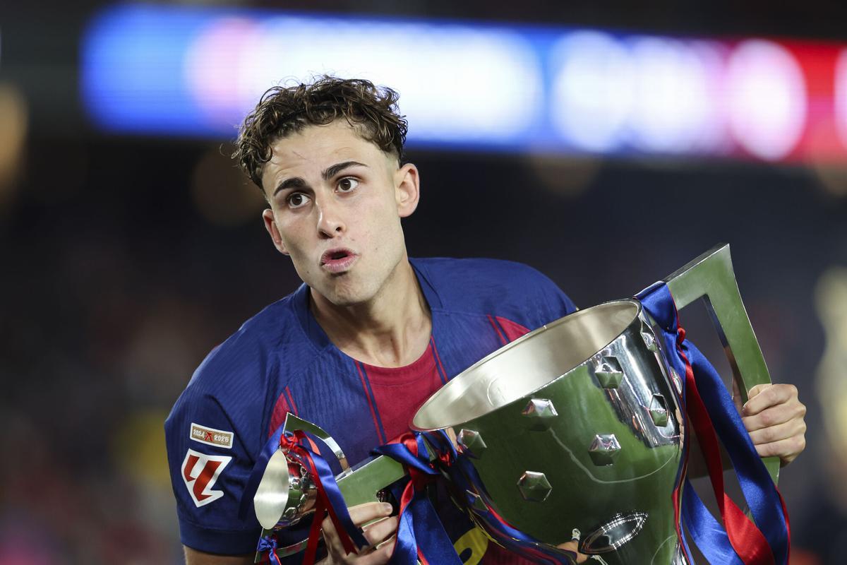 Fermin Lopez of FC Barcelona with the trophy during the ceremony to present LaLiga trophy after being crowned after the Spanish league, LaLiga EA Sports, football match played between FC Barcelona and Real Madrid C.F. at Spotify Camp Nou stadium on May 10, 2026 in Barcelona, Spain. AFP7 10/05/2026 ONLY FOR USE IN SPAIN. Irina R. Hipolito / AFP7 / Europa Press;2026;SPORT;ZSPORT;SOCCER;ZSOCCER;FC Barcelona v Real Madrid C.F. - LaLiga EA Sports
