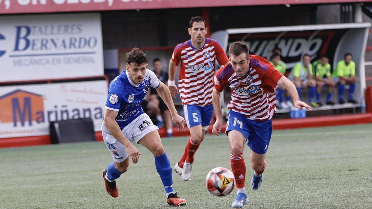 Viti y Luciano luchan por el balón.