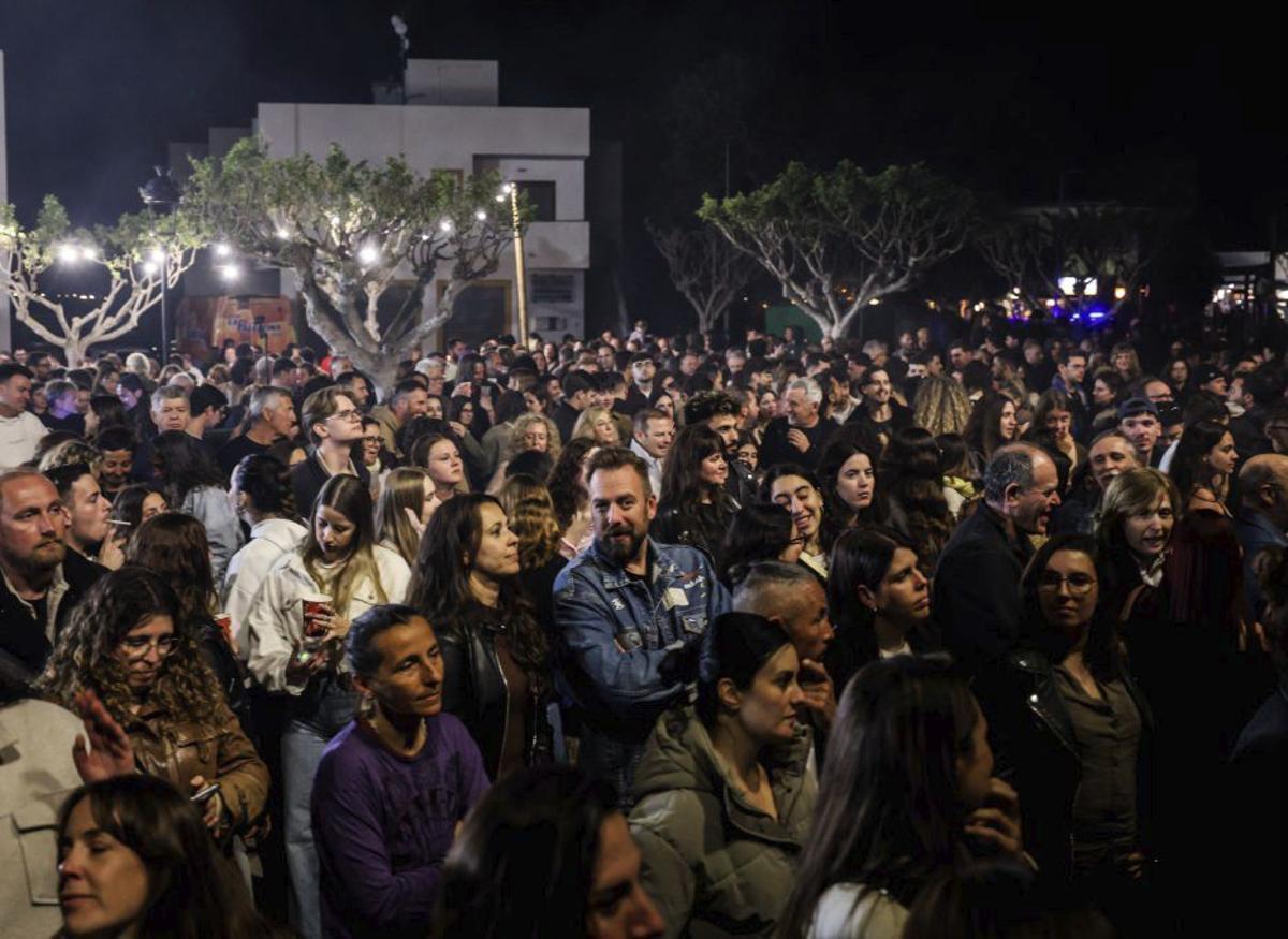 La plaza, a reventar en la noche del viernes. |