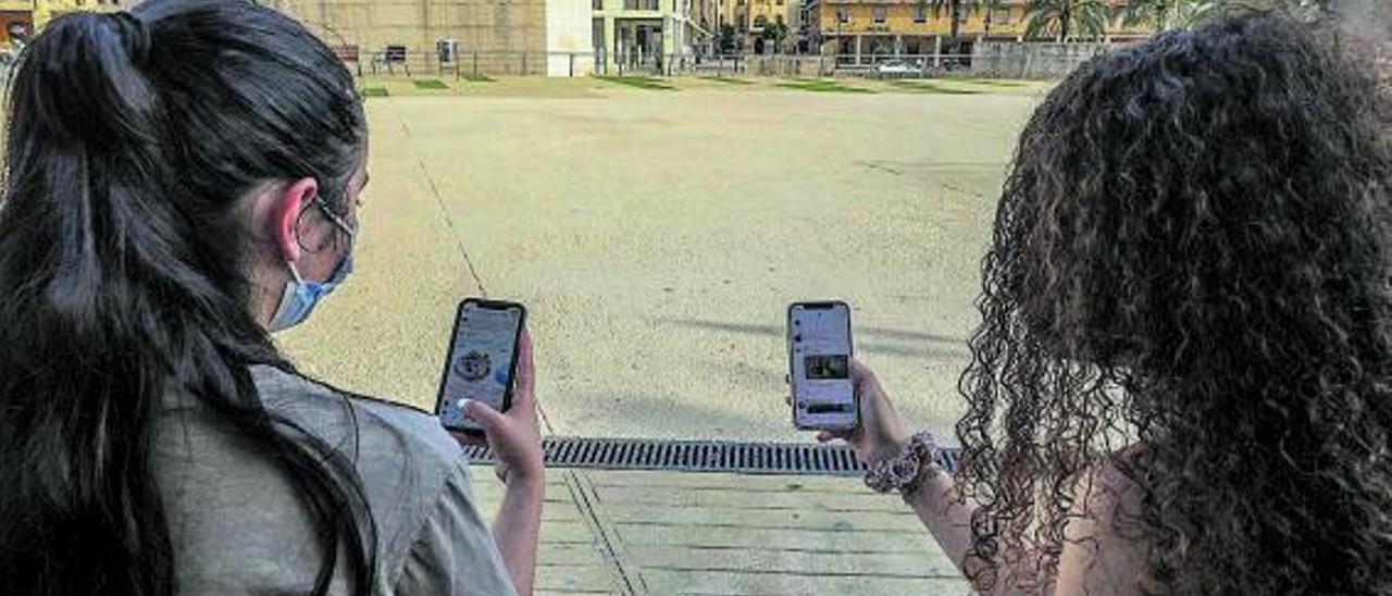 Dos chicas consultan sus redes sociales a través del teléfono móvil, en una imagen reciente. | ANTONIO AMORÓS