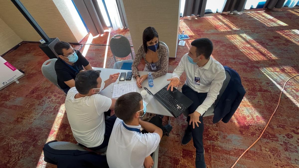 María Vázquez Limeres junto a otros jóvenes, en una reunión de trabajo.