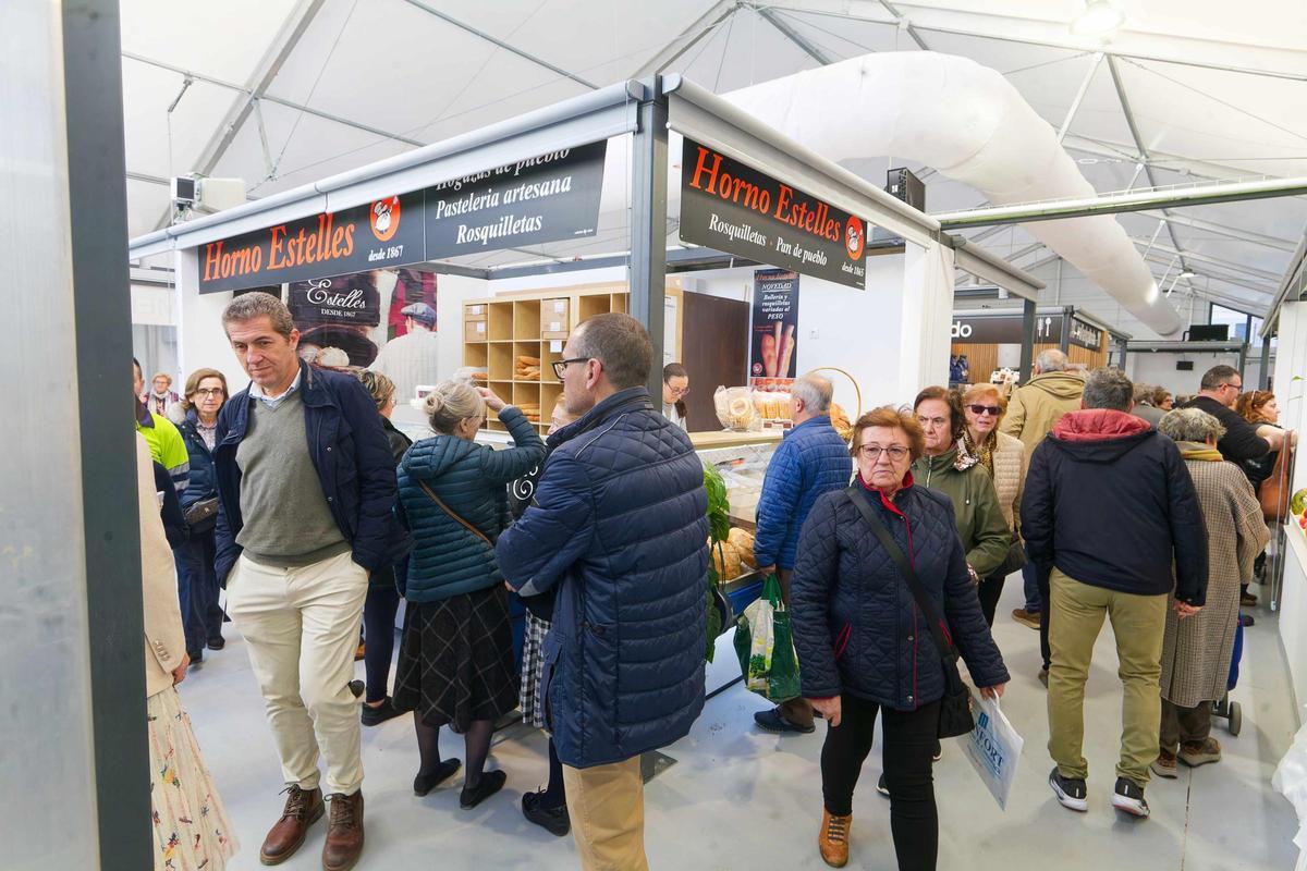 El mercado provisional, luminoso y con 42 paradas, aprueba 'con nota'