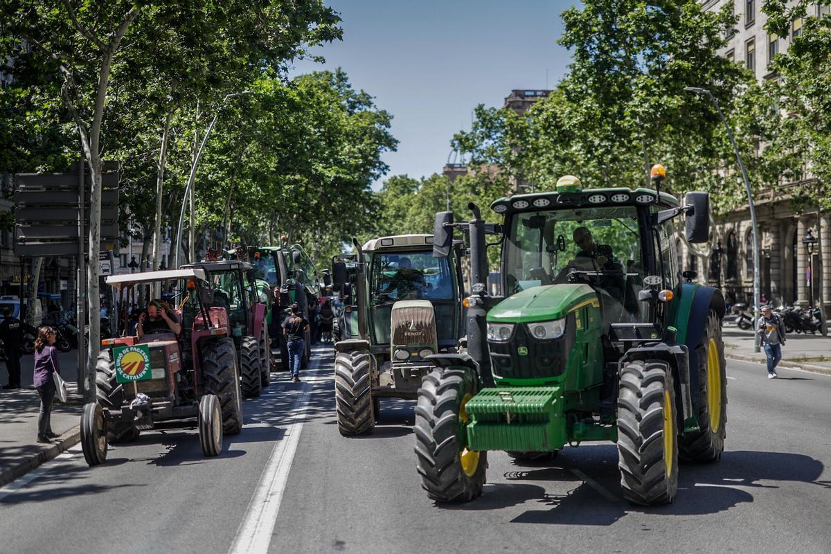 Tractores cortan la Gran Via de Barcelona delante de Acció Climàica para pedir más agua