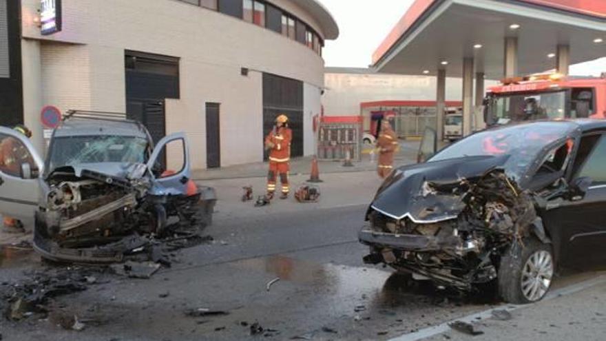 Dos heridos en un choque frontal en Catarroja