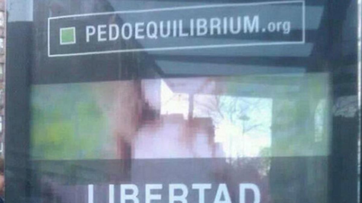 Anuncio pedófilo que ha aparecido en una marquesina de autobús en la calle de Mallorca.