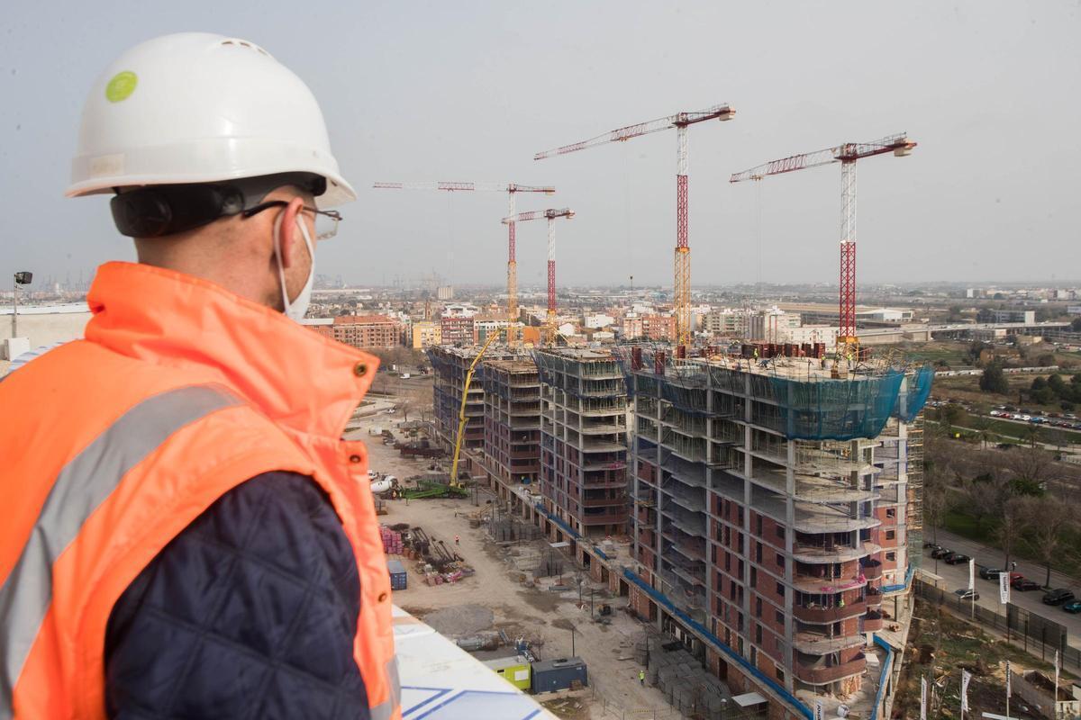 Construcción de un edificio en València, en imagen de archivo.