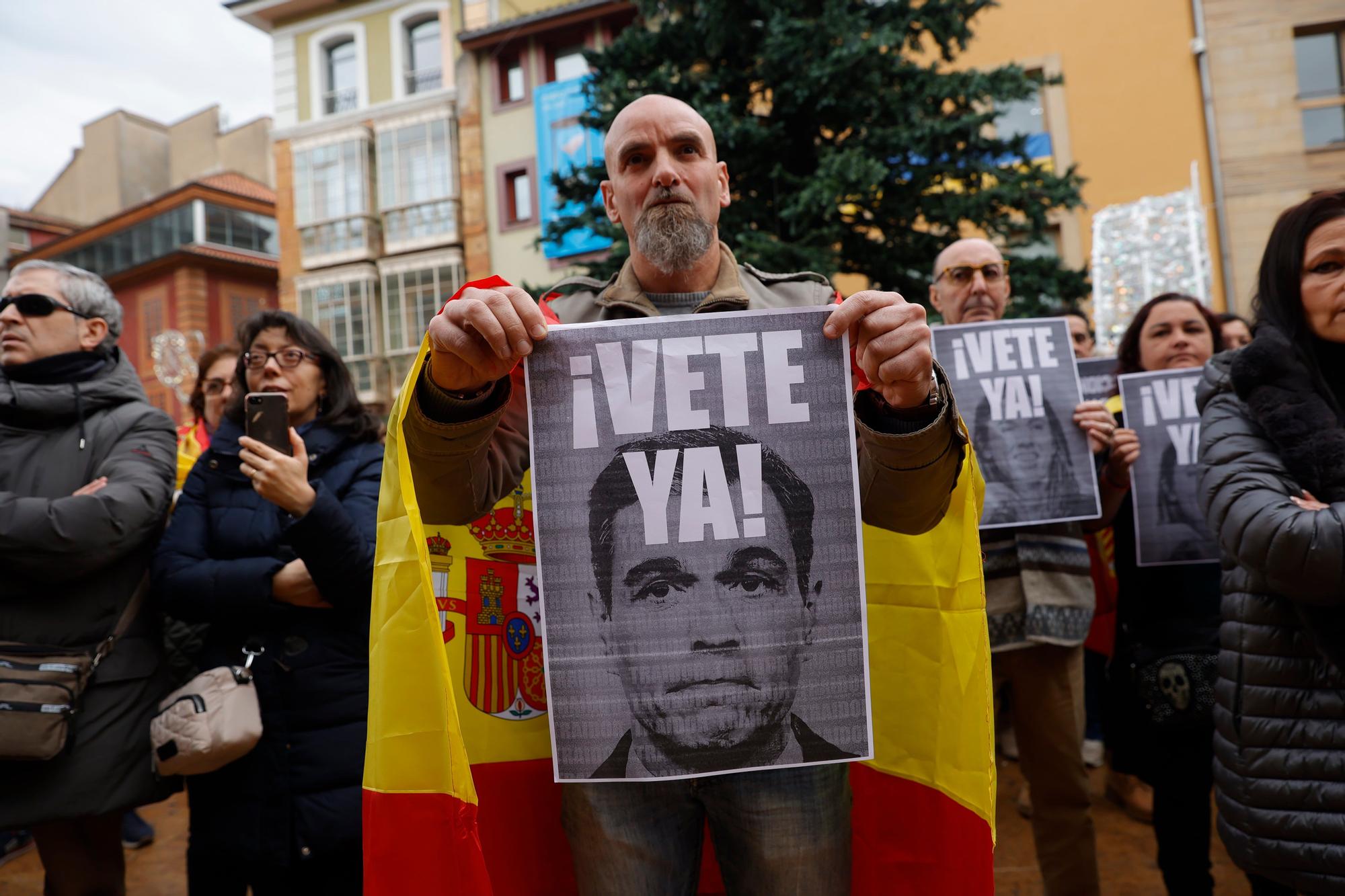 EN IMÁGENES: Vox exige elecciones generales al grito de "Sánchez vete ya" en la plaza del Ayuntamiento de Oviedo