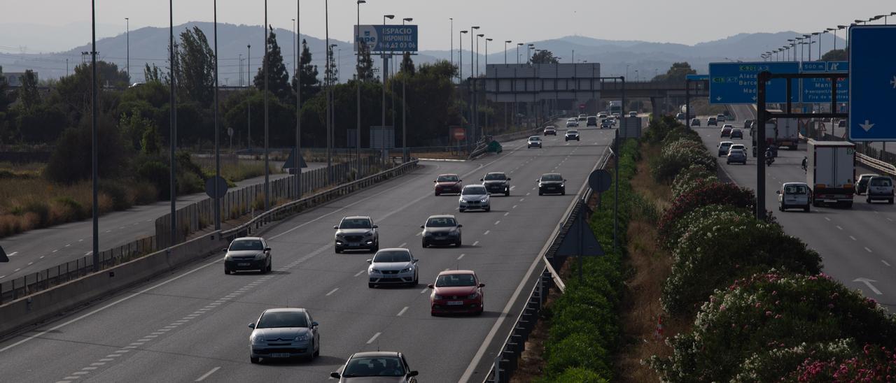 Vehículos se desplazan por la A-3 este viernes, a la salida de València.