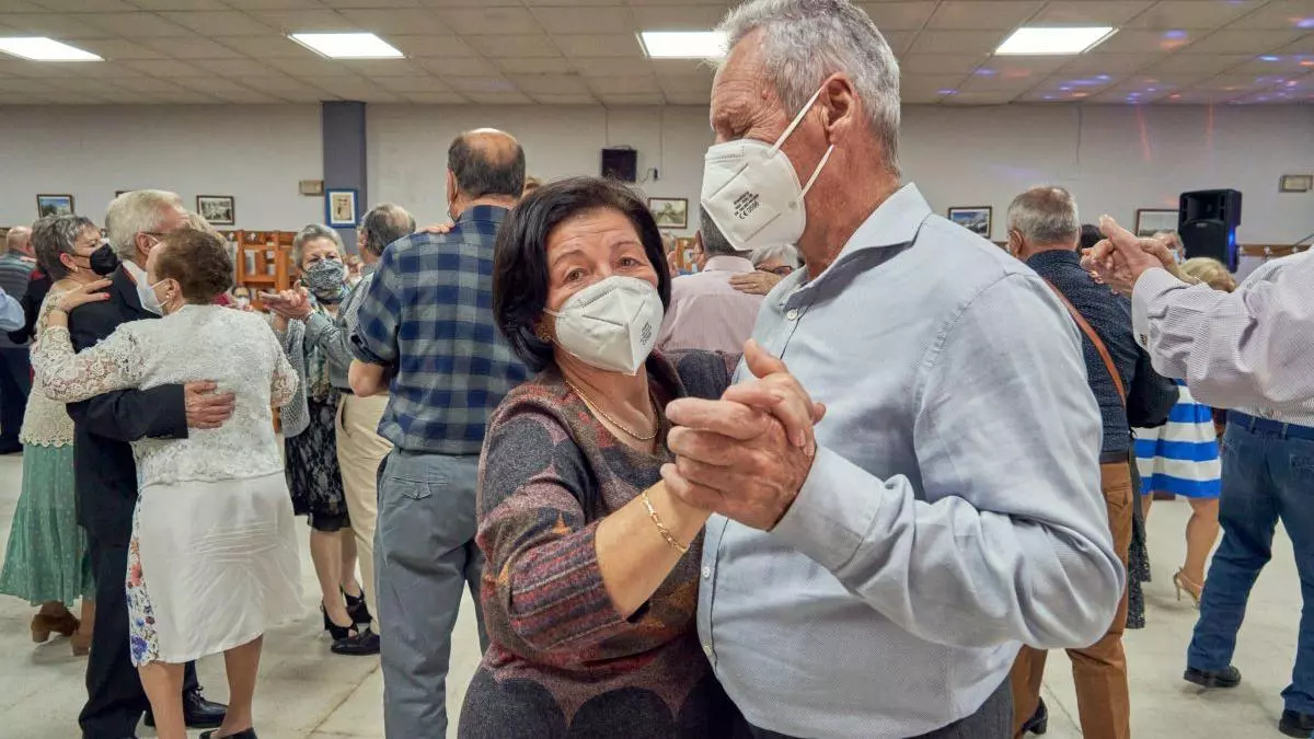 Los mayores de Cáceres podrán bailar en el pabellón Moctezuma