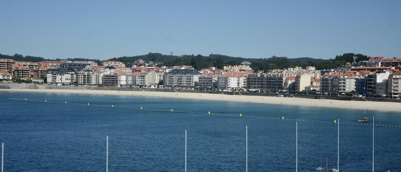 Vista de edificios de Sanxenxo ante la playa de silgar