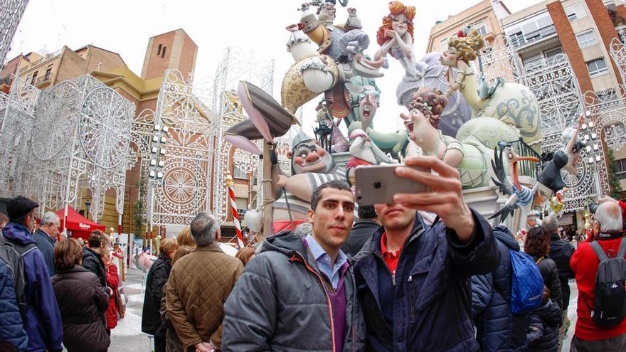 Dos turistas se fotografían ante una falla de Valencia, en las pasadas fiestas.