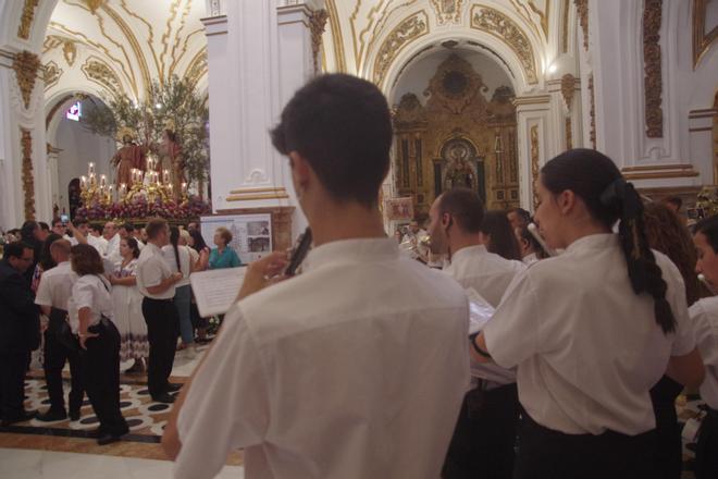 La lluvia deja a los patronos de Málaga en el interior de la iglesia
