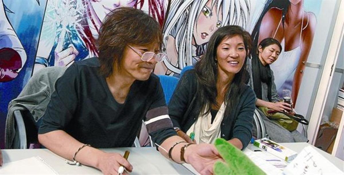Pioner 8 El dibuixant de manga, Izumi Matsumoto, davant dels seus incondicionals seguidors. Pioner 8 El dibuixant de manga, Izumi Matsumoto, davant dels seus incondicionals seguidors.