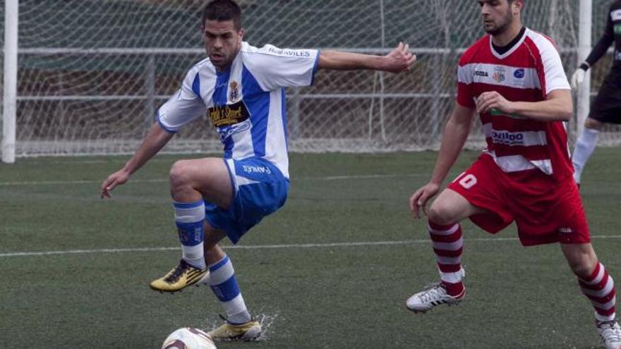 El jugador del Avilés Naya, perseguido por Ángel, del Pumarín. | miki lópez