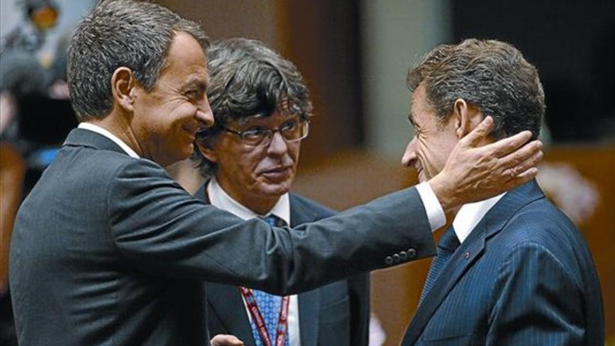 José Luis Rodríguez Zapatero saluda al presidente francés Nicolas Sarkozy en la cumbre de Bruselas, ayer.
