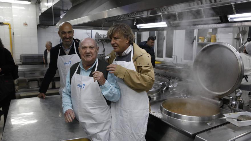 Menú solidario y antroxero en la Cocina Económica de Gijón: 500 raciones de pote asturiano