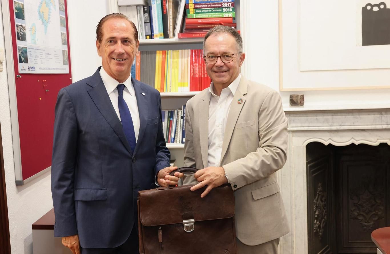 Josep Marí oficializa el traspaso de competencias a Juan Manuel Lafuente, nuevo conseller del Mar y del Ciclo del Agua