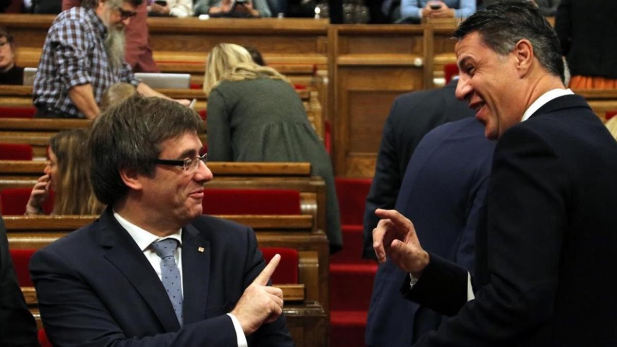 El presidente de la Generalitat, Carles Puigdemont, y el líder del PPC, Xavier García Albiol, el pasado noviembre, en el Parlament.