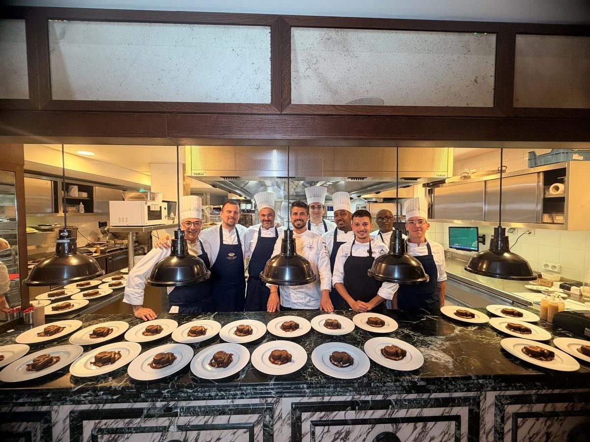 Margallo, junto al equipo de cocina en la cena de gala.