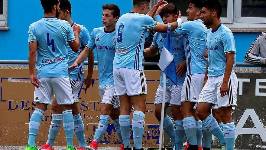 Los jugadores del Celta felicitan a Aarón Rey tras el primer gol del partido. // FDV